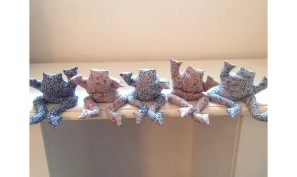 Microwave heating pad frog