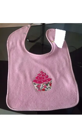 Bavoir brodé cupcake