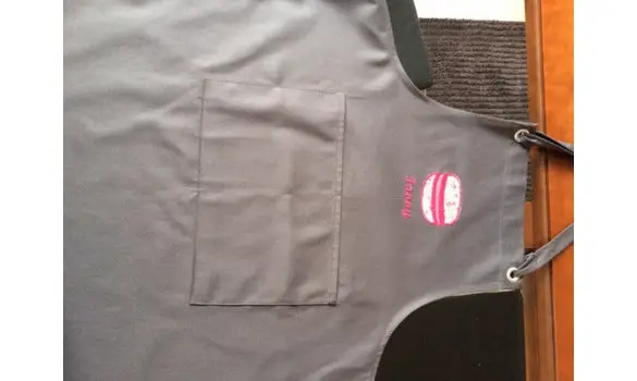 Tablier brodé macaron