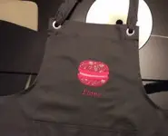 Tablier brodé macaron